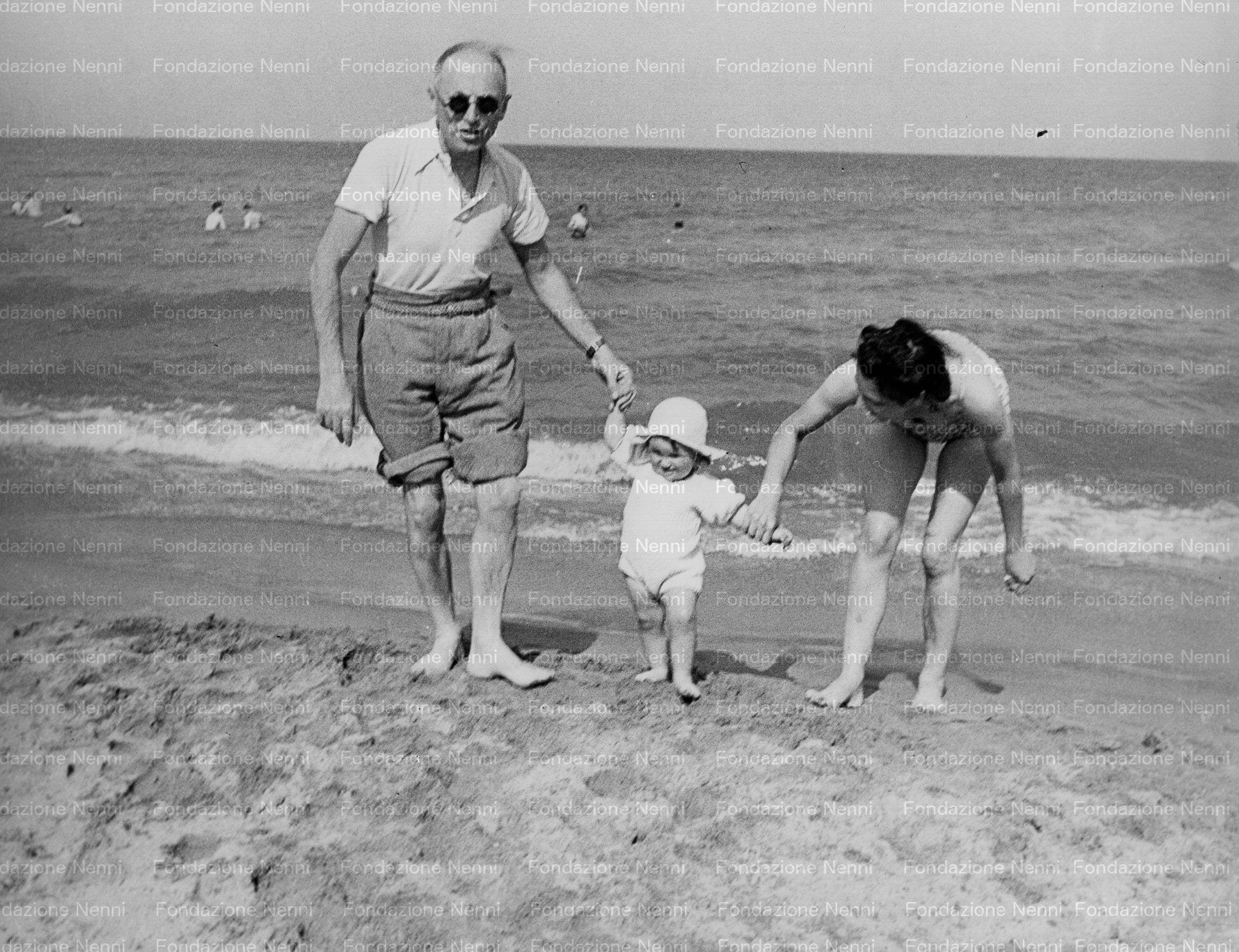 Pietro Nenni sulle spiagge francesi con la figlia Vany e la nipote Danielè